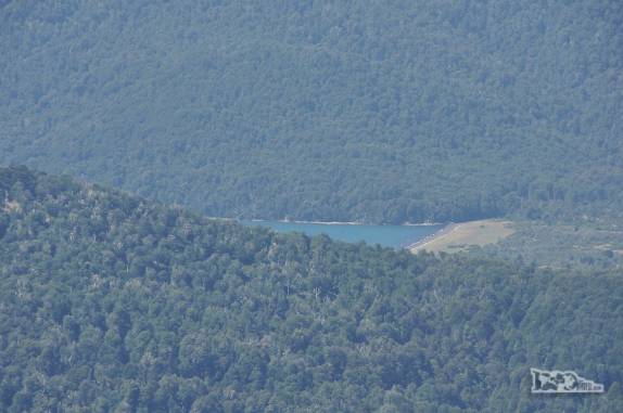 Praia do lago Tromen vista das encostas do vulcão Lanín, na região de Junín de Los Andes, no sul da Argentina